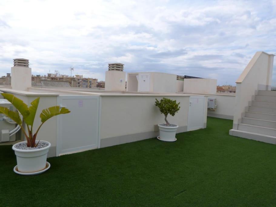 Modern Apartment In Torrevjea 200M From The Loccos Beach Torrevieja Esterno foto